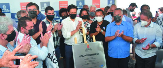 Prefeito Ricardo Nunes com a placa de inauguração da UPA Parelheiros